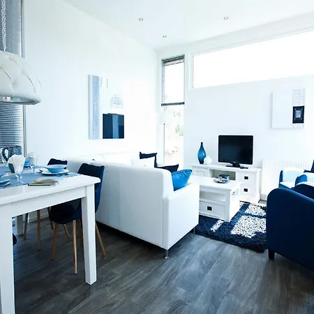 Modern In With Garden Chalet *
